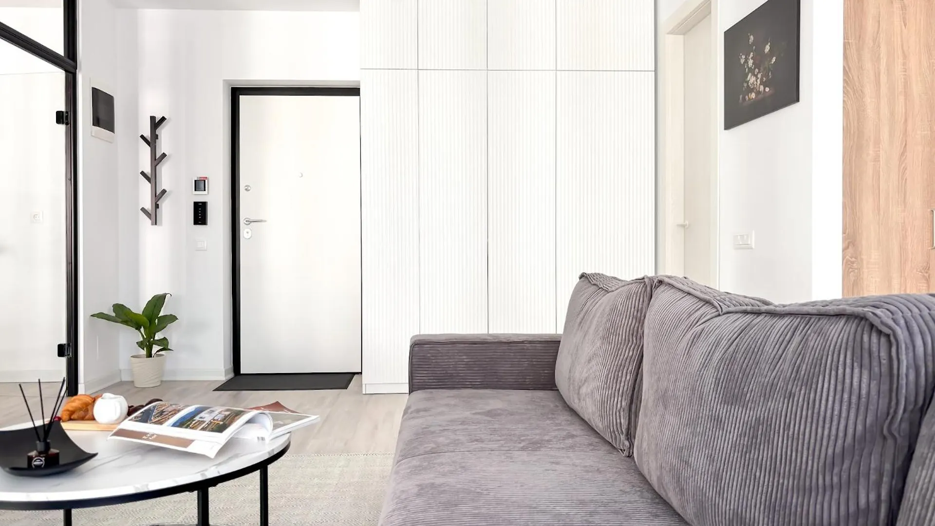 Cloud9 Noir - Modern Design Apartment Bucharest