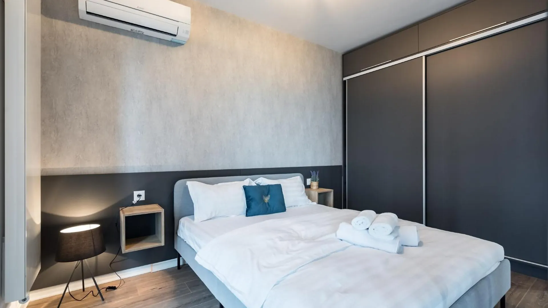 Cloud9 Noir - Modern Design Apartment Bucharest