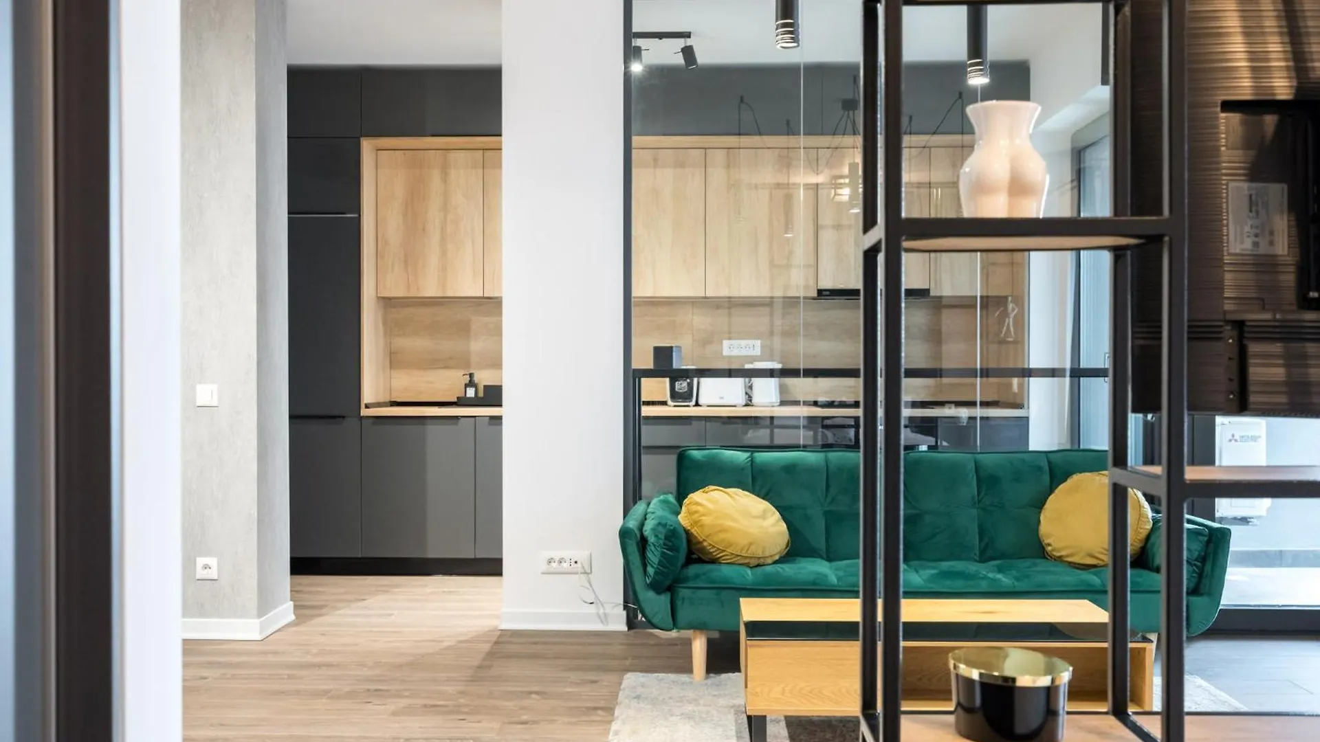 Cloud9 Noir - Modern Design Apartment Bucharest